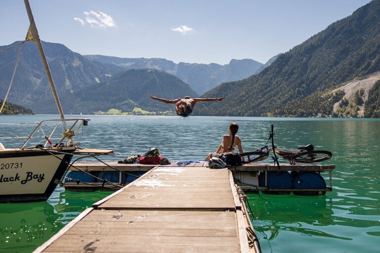 Ein_Sprung_in_den_Achensee_Jumping_into_Lake_Achensee__Mittel_.jpg  