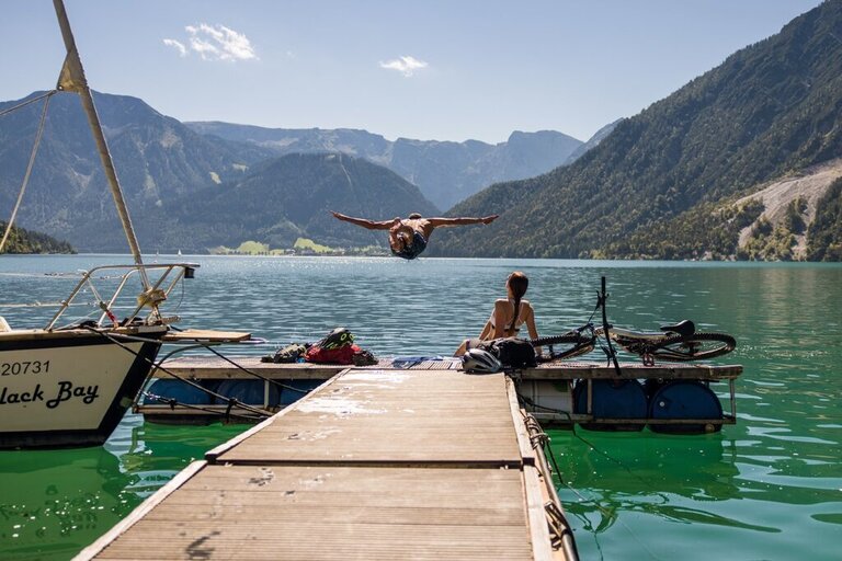Ein_Sprung_in_den_Achensee_Jumping_into_Lake_Achensee.jpg  
